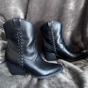 DV Dolce Vita Women's Karyn
Cowboy Booties - Black size 6